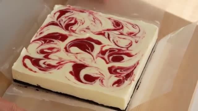 طرز تهیه چیز کیک بدون نیاز به پخت با استفاده از شکلات سفید و مربای توت فرنگی