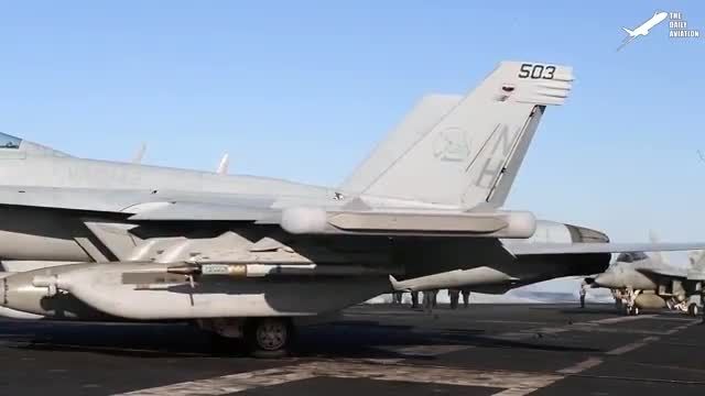 پرواز خلبانان دیوانه F-18 بر فراز ناو هواپیمابر آمریکایی