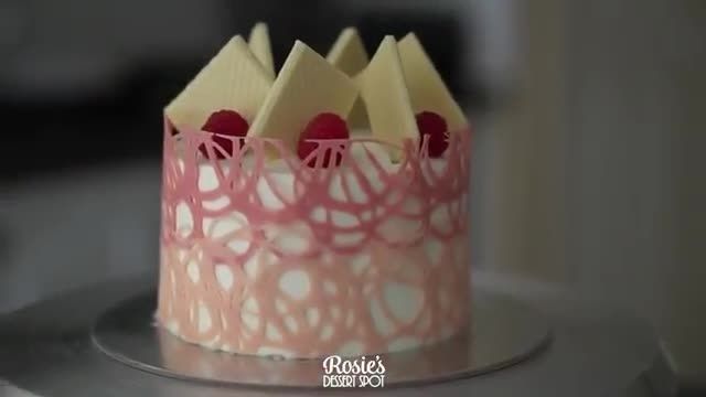تزیین ساده ترین کیک با توری دو رنگ شکلاتی