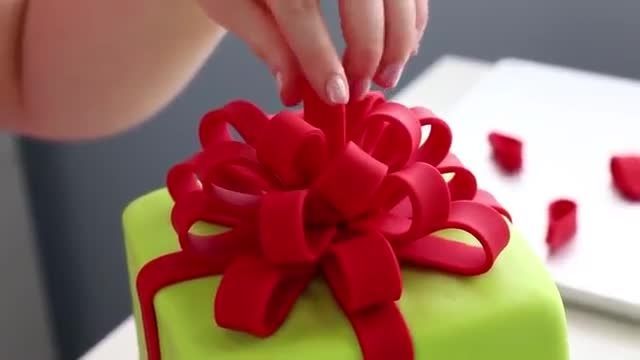 روش پخت کیک تولد به شکل جعبه ی کادو با تزیین روبان ساخته شده با فوندانت