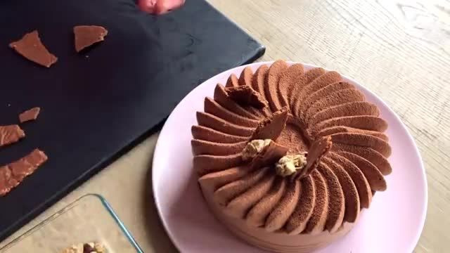 روش پخت صفر تاصد کیک اسفنجی شکلاتی با تزیین خامه شکلاتی و پودر شکلات