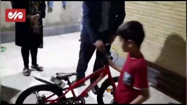 هدیه یک دوچرخه به پسر بچه اصفهانی از طرف رئیس جمهور | فیلم