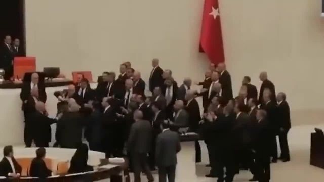 فیلم دعوا و درگیری فیزیکی نمایندگان در پارلمان ترکیه | ویدیو 