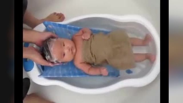 روش صحیح  و درست و ساده برای حمام کردن نوزاد