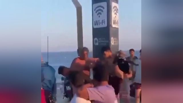 ضرب‌وشتم وحشیانه یک مرد با دست‌های بسته در سواحل ترکیه به جرم فیلمبرداری از زنان