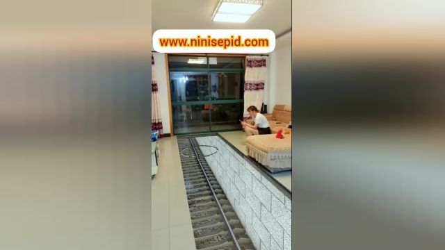 پیاده کردن کودک از مترو در زیر خانه
