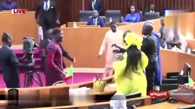 فیلم دعوای بین نمایندگان مجلس سنگال |  سیلی سنگین نماینده مرد به صورت نماینده زن