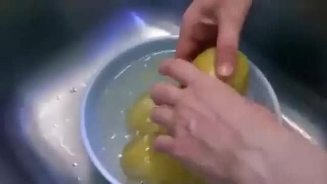طریقه صحیح و سریع پوست کندن سیب زمینی با تکنیکی حرفه ای 