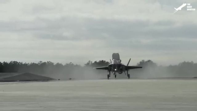 پرواز خلبان F-35B آمریکایی بر فراز آب: F-35 لاکهید مارتین در حال حرکت