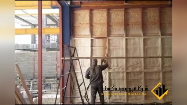 اجرای عایق فوم پاششی روی دیوار پیش ساخته چوبی
