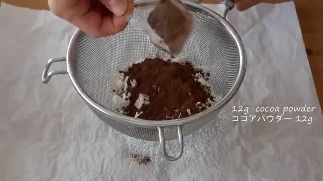 دستور تهیه و پخت کیک پذیرایی شکلاتی با تزیین شکلات سفید و تیره