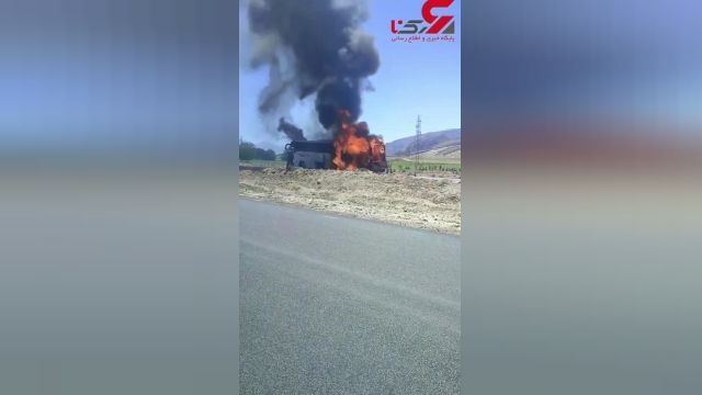 لحظه آتش گرفتن اتوبوس مسافری در جاده شیراز | ویدیو 