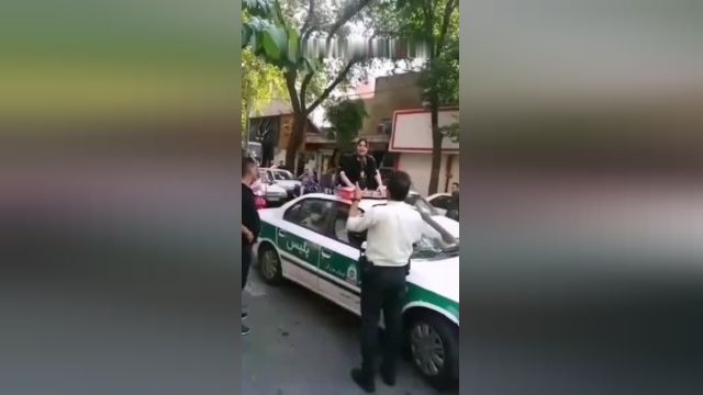 زنی که روی ماشین پلیس برای آزادی شوهرش نشسته و پایین نمیاد | فیلم کامل