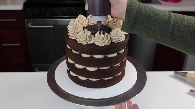 روش صحیح تزیین ساده ی کیک شکلاتی با فیلینگ خامه ای