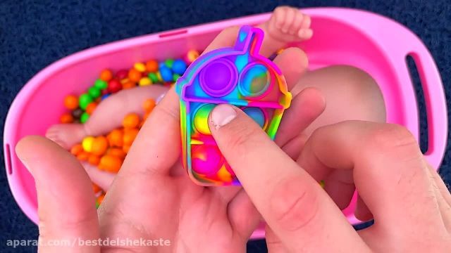 بازی با اسلایم رنگین کمانی در وان حمام 