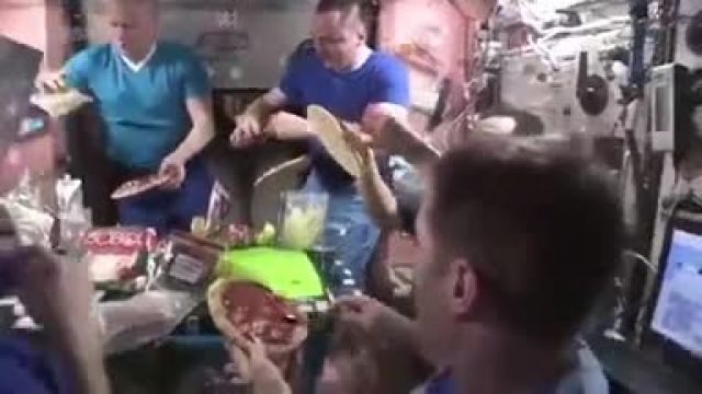 فیلم پیتزا خوردن فضانوردان در ایستگاه فضایی