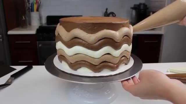 روش پخت بهترین تزیین ساده و آسان کیک مرمری با باتر کریم شکلاتی در سه رنگ