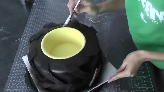 آموزش حرفه ای  برش خامه کشی و تزیین کیک به شکل تایر ماشین با خمیر فوندانت