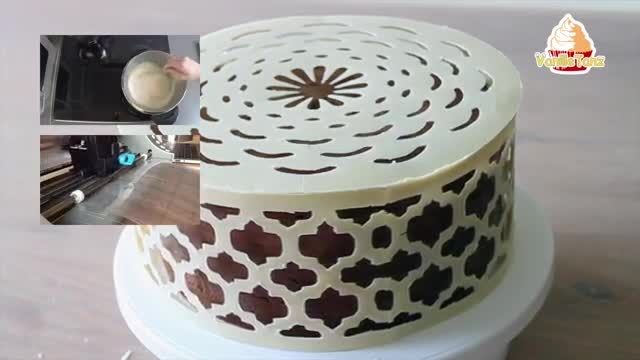 آموزش ساده با ساخت قفس شکلاتی برای قرار دادن دور کیک با شکلات سفید