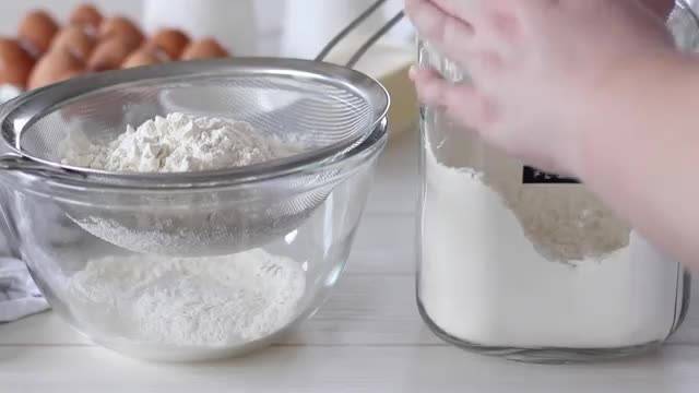دستور پخت ساده ترین  کیک کاکائویی و تزیین به شکل تار عنکبوت