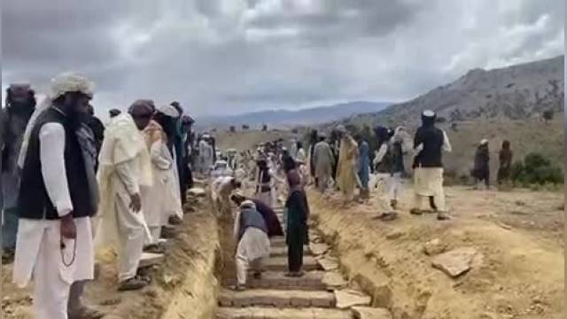 زلزله افغانستان | مراسم خاکسپاری دسته جمعی جان‌باختگان زلزله در گیان 
