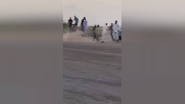 لحظه برخورد ماشین با تماشاچی و فرار راننده در پیست چابهار | ویدیو 