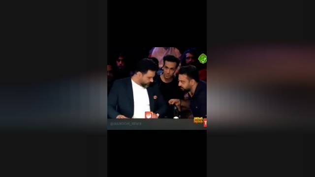 در آوردن کت احسان علیخانی وسط پخش زنده در شب فینال برنامه عصرجدید | فیلم
