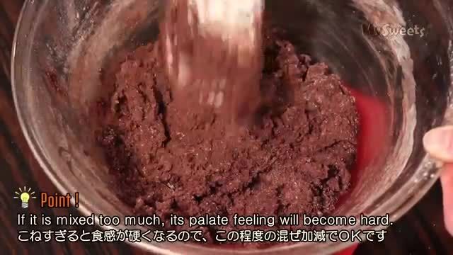 روش پخت ساده کوکی کاکائویی با تزیین چیپس بادام