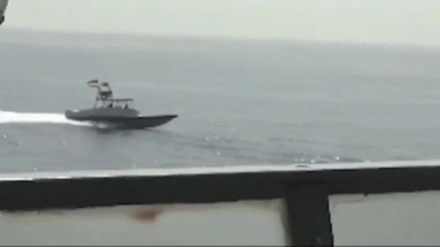 برخورد پرتنش دو کشتی آمریکایی با قایق های سپاه در تنگه هرمز |  ویدئو