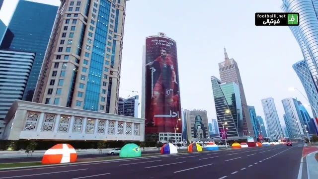 نصب تصویر علیرضا جهانبخش روی یکی از ساختمان‌های بلند در خیابان‌های قطر+ فیلم