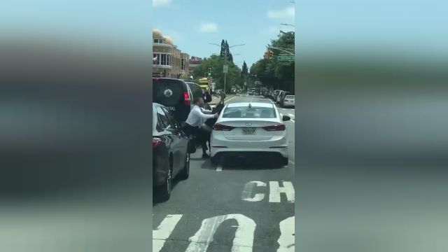 لحظه له کردن یک زورگیر توسط راننده وسط خیابان | فیلم 