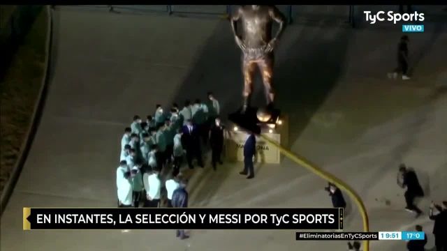 کلیپ جالب از رونمایی مجسمه مارادونا با حضور لئو مسی !