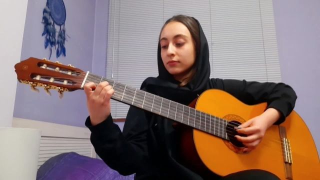اجرای زیبای عسل یکی از هنرجویان خوب بهترین استاد گیتار اصفهان آقای امیر کریمی
