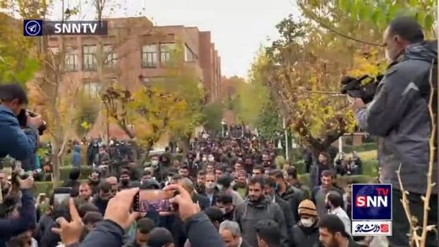 قدم زدن زاکانی در جمع دانشجویان شریف در مراسم روز دانشجو | ویدیو 