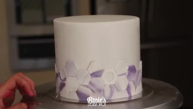 روش ساده برای تزیین کیک شکلاتی دو طبقه با روکش فوندانت با تم بنفش