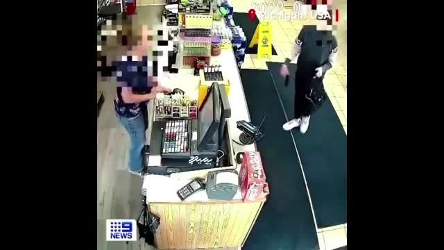 سرقت مسلحانه پسر 12 ساله از یک مغازه | فیلم