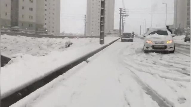 فیلم بارش اولین برف پاییزی در پردیس آذر 1401 | ویدیو 