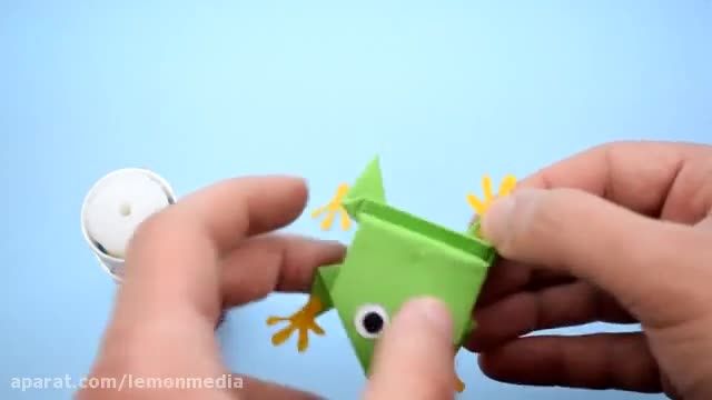 یک قورباغه کاغذی با مزه با کوچولوهاتون بسازید 