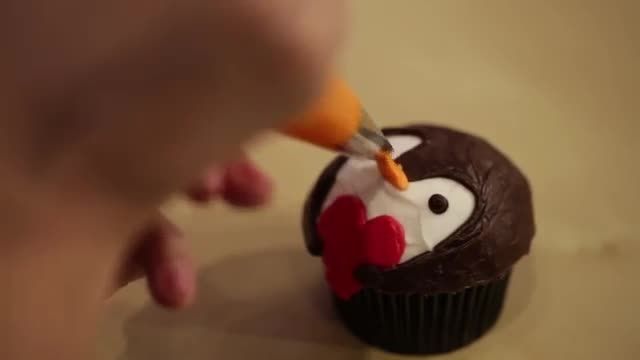 آموزشی ساده با تزیین کاپ کیک به شکل پنگوئن با خامه