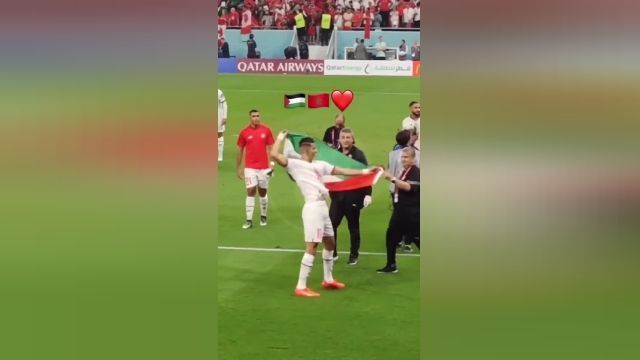 شادی بازیکن مراکش با پرچم فلسطین پس از صعود در جام جهانی قطر