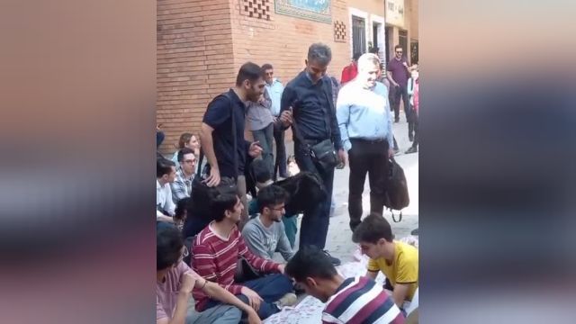 هم‌ نشینی عادل در کنار دانشجوهای معترض شریف | فیلم
