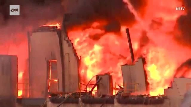 فیلم آتش‌سوزی گسترده کارخانه مواد شیمیایی در آمریکا 