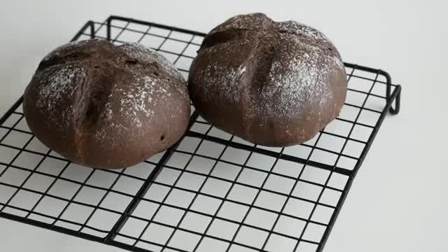 طرز پخت ساده و فوری نان شکلاتی پتی با مغز شکلاتی