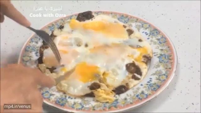آموزش یک غذای جدید به نام  املت تخم مرغ و خرما