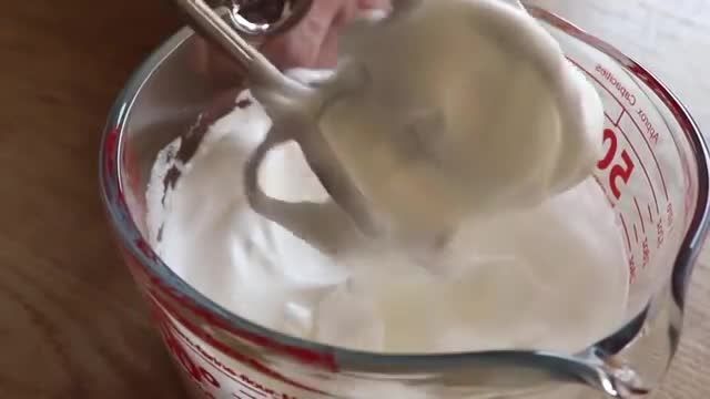 روش تهیه سریع  کیک مارمالاد تمشک با کرم کره ای و تزیین خورده بادام
