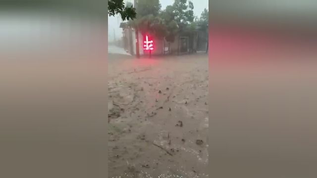 بارش شدید باران و جاری شدن سیلاب در معابر شهرستان خوی