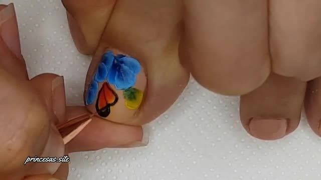 دانلود ویدیو اموزشی طراحی ناخن پا طرح گل های آبی
