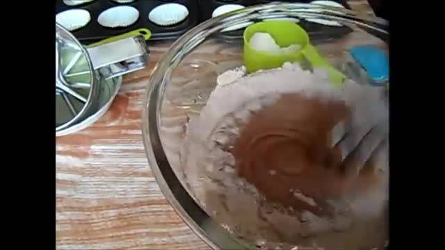 روش پخت کیک فنجانی شکلاتی بدون فر