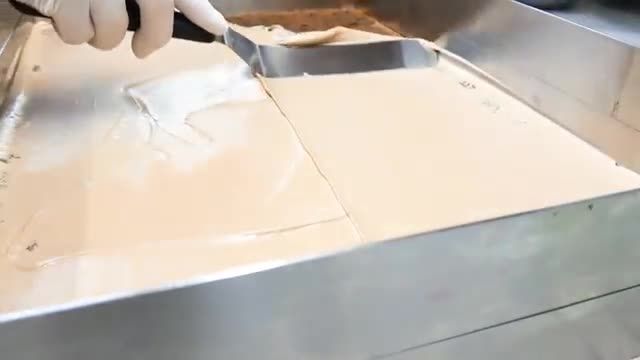روش پخت ساده  کارامل کیک شکلاتی با لایه ی خامه شکلاتی