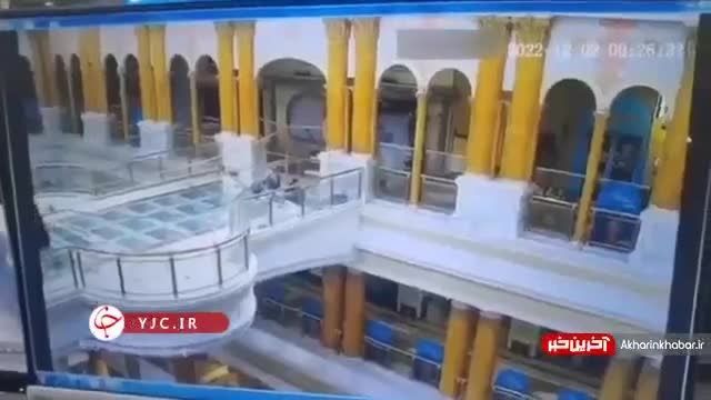 لحظه سقوط از روی پل شیشه‌ای در چین | ویدیو 